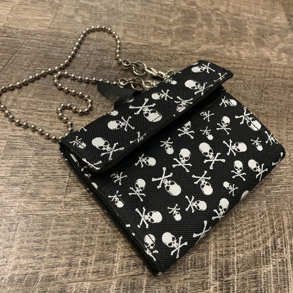 NWOT Skull & Cross Bones Tri-fold Wallet Purse with Chain Nylon/Velcro Closure - Picture 10 of 11